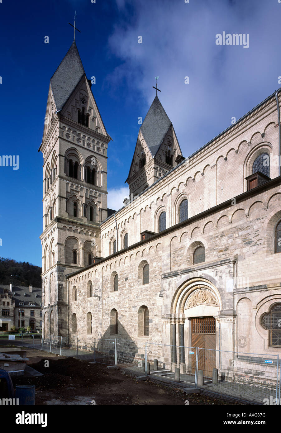 Andernach, Pfarrkirche Maria Himmelfahrt (Dom), Blick auf und von Südosten Südportal Westtürme Banque D'Images