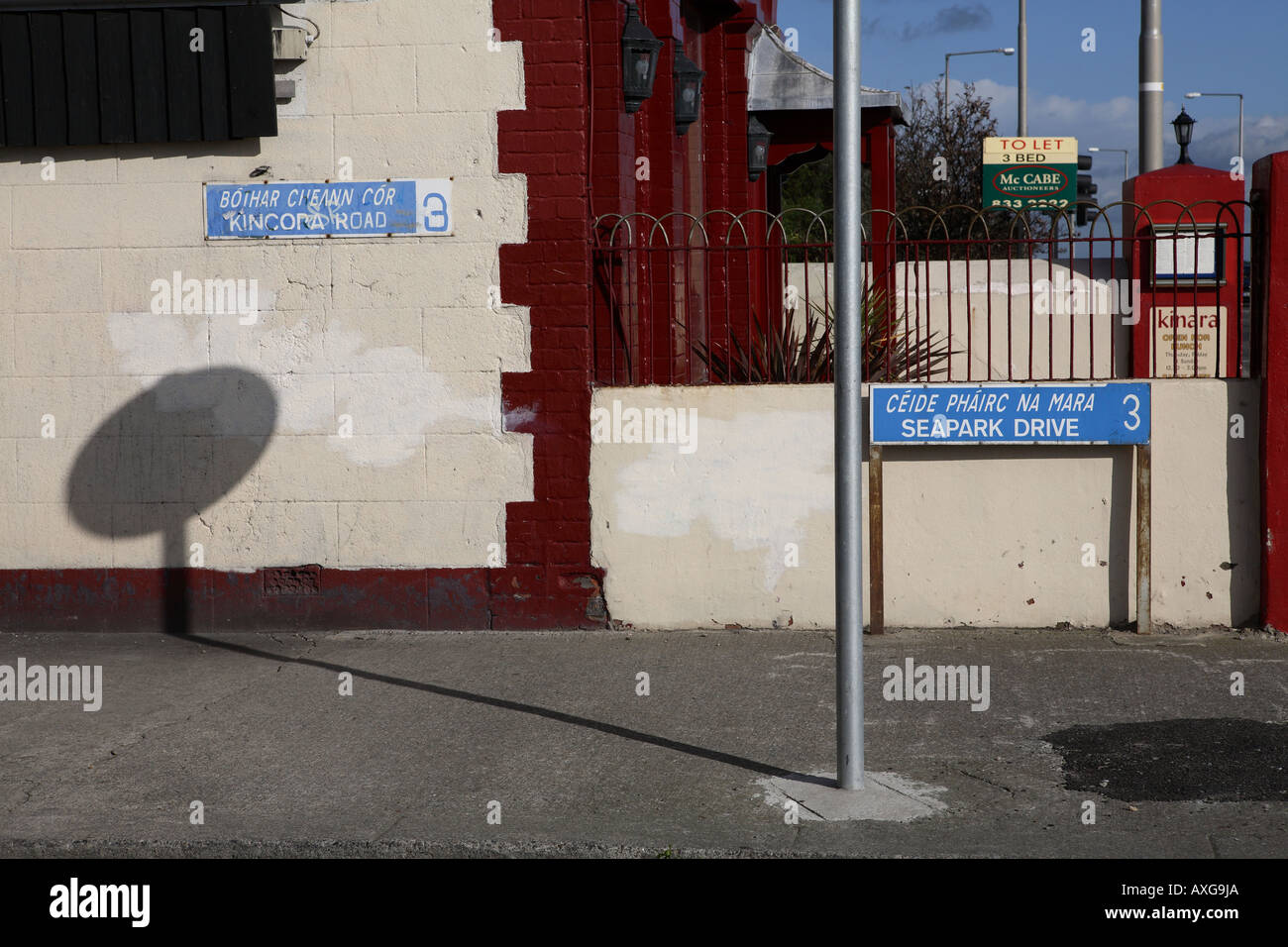 Même endroit - différentes enseignes de rue Banque D'Images