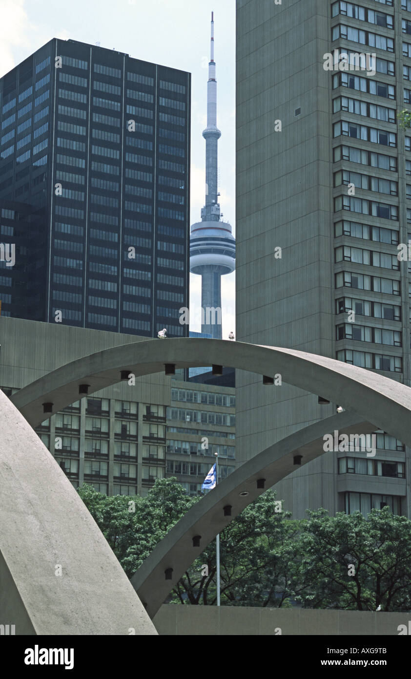 Toronto Canada avec la Tour CN entrevu à partir de la place de l'Hôtel de Ville, vu que l'hôtel Hilton Center Banque D'Images