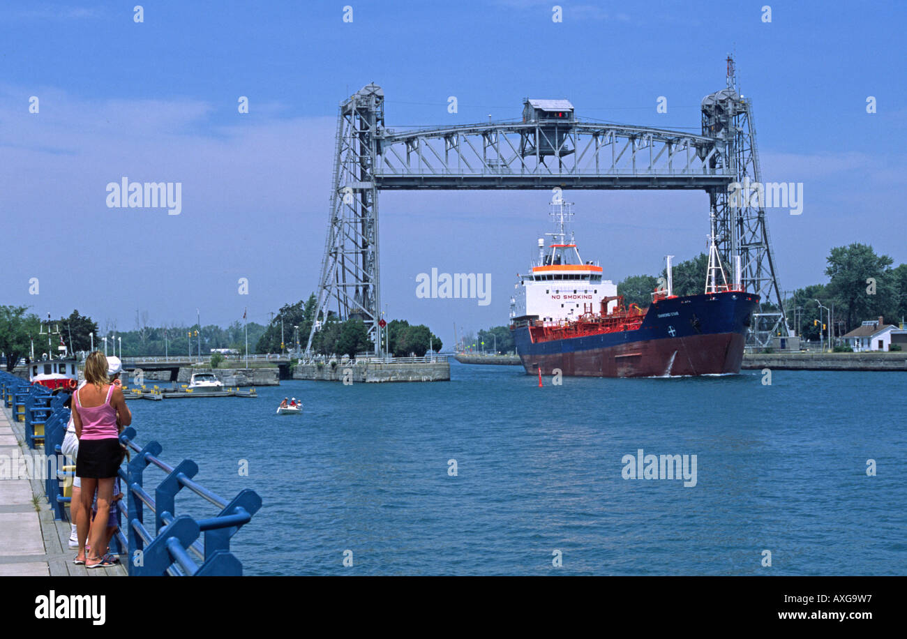 Un navire entre dans les écluses du canal Welland, entre le lac Ontario et le lac Érié Banque D'Images