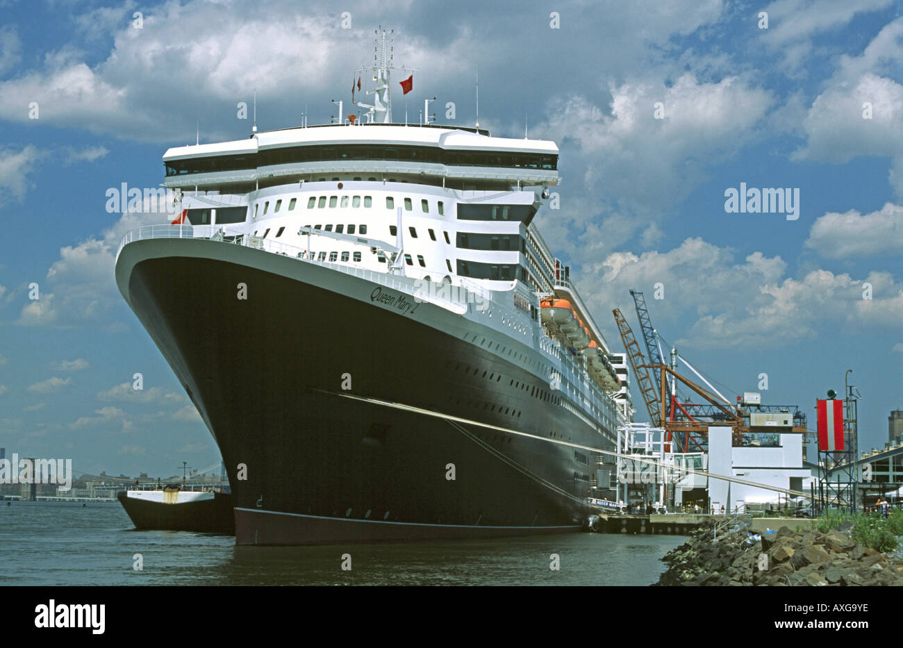 La Cunard paquebot transatlantique Queen Mary 2 à son poste de Brooklyn à New York avec manhattan derrière Banque D'Images