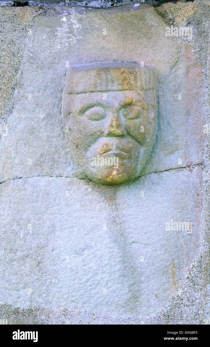 Début des saints moines sculptures monastique sur l'Île Blanche Lower Lough Erne Enniskillen Fermanagh Comté près de l'Irlande du Nord Banque D'Images