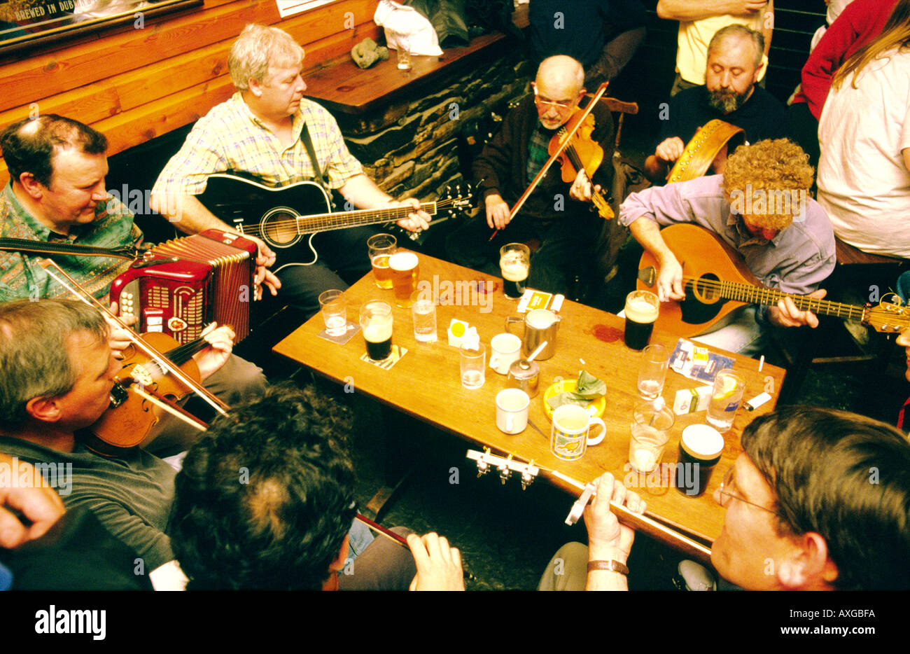 Irlande Galway pub irlandais traditionnel musique session en jours Bar sur la côte ouest de Galway Comté de l'île Inishbofin Banque D'Images