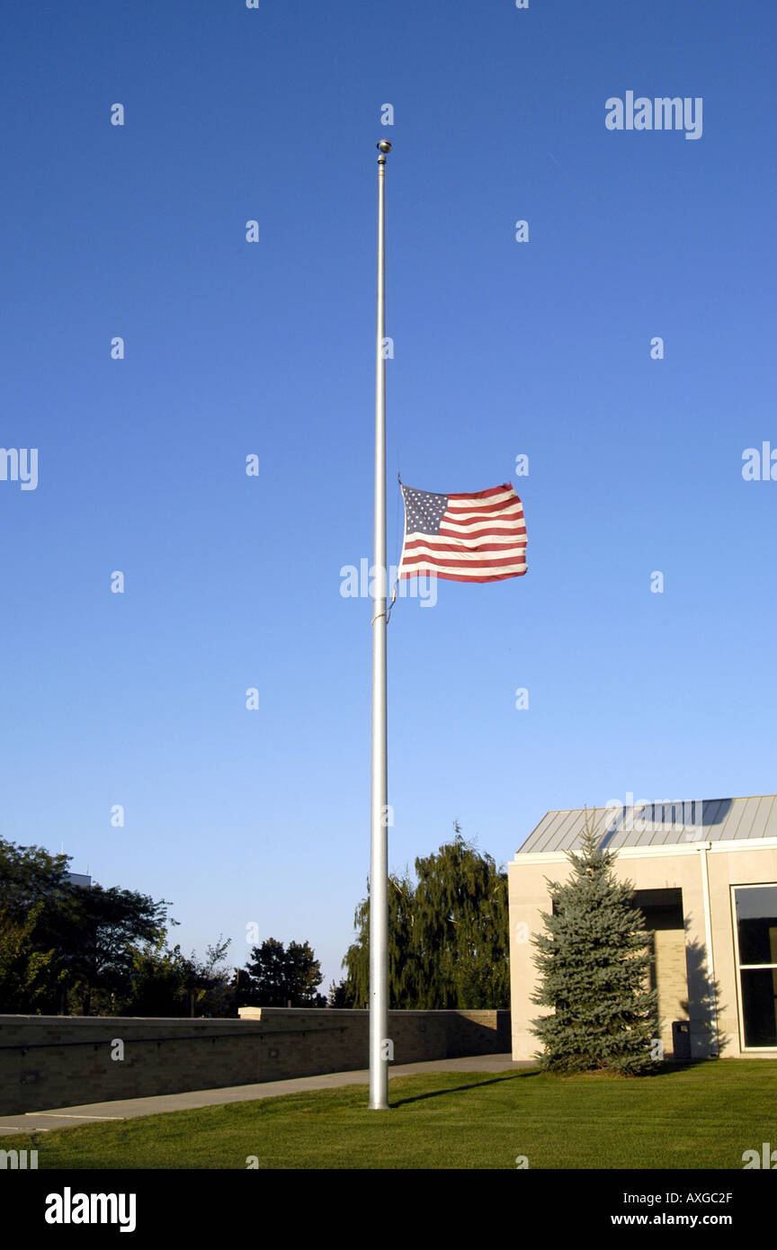 Volée de drapeau américain en berne Banque D'Images