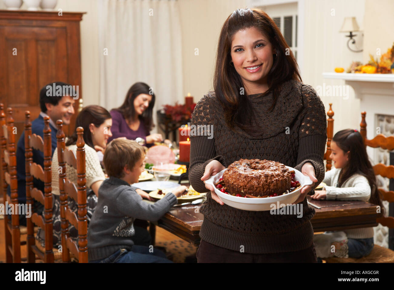 Woman Holding Dessert Au Repas De Famille Photo Stock Alamy