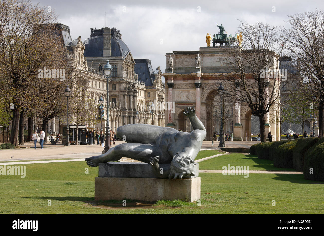 Paris, Louvre, Arc de triomphe du Carrousel du Louvre, Innenhof und im Vordergrund Skulptur von Maillol Banque D'Images