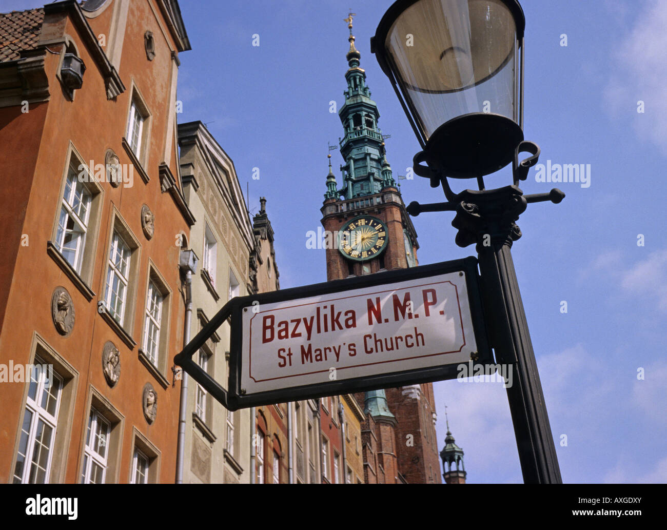 Panneau routier dans la rue Dluga street et l'hôtel de ville derrière la vieille ville de Gdansk Pologne Banque D'Images