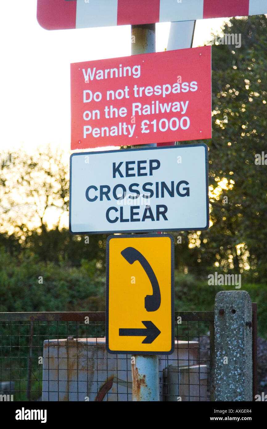Panneau d'avertissement à un passage à niveau près de Haughley à Suffolk Banque D'Images