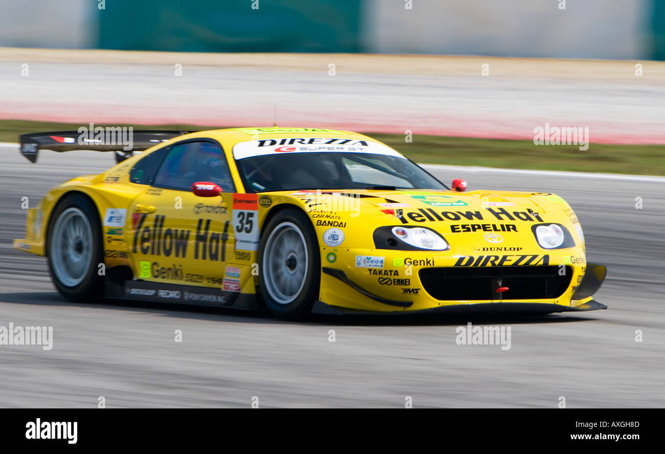 Une course jaune course automobile avec le Circuit International de Sepang en Malaisie pendant la course GT Japon 2005 Banque D'Images