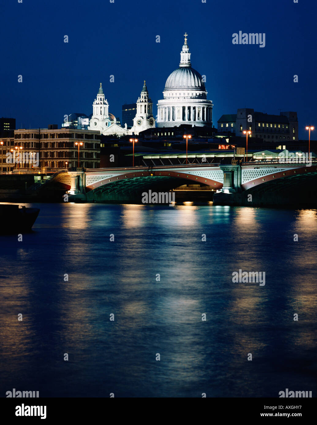 La Cathédrale St Paul et Blackfriars Bridge illuminée la nuit vue sur la Tamise, ville de Londres, Angleterre, Grande-Bretagne, FR, UK Banque D'Images