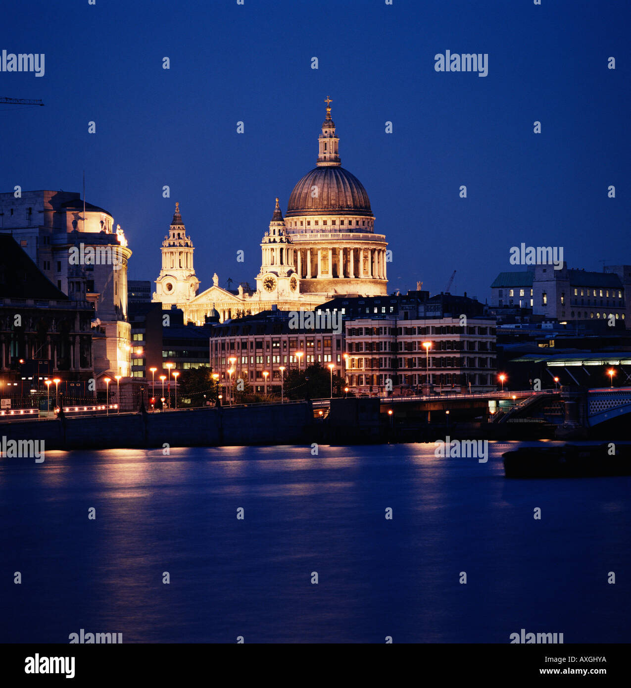 La Cathédrale de St Paul, illuminée la nuit Londres Angleterre Royaume-Uni Royaume-Uni Grande-bretagne GO Banque D'Images