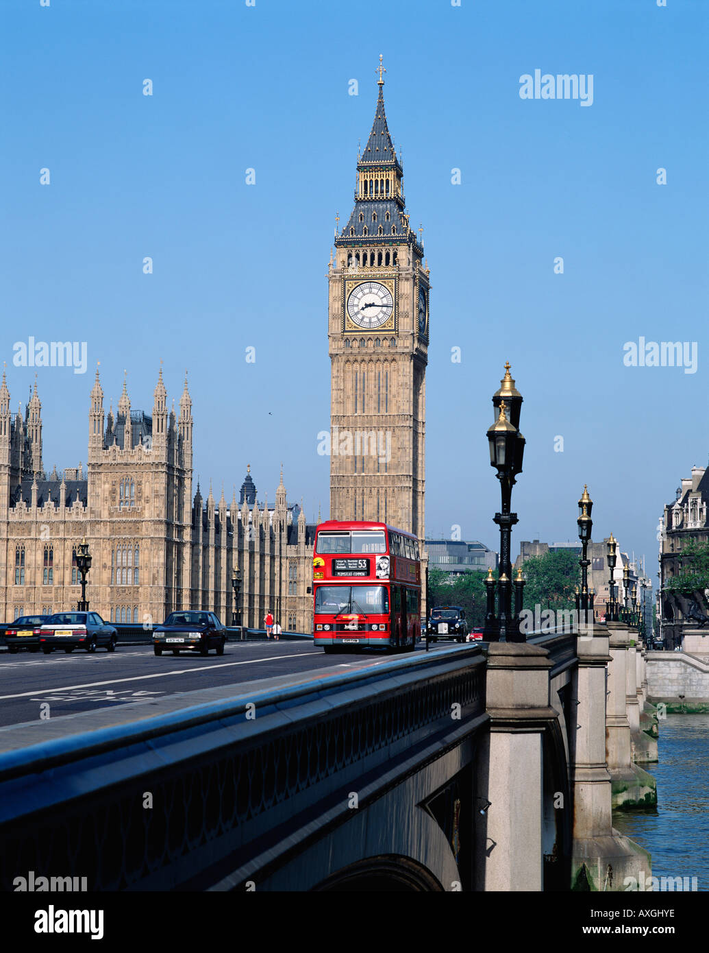 Bus à impériale rouge traversant le pont de Westminster en face de Big Ben et les chambres du Parlement, Londres, Angleterre, RU, FR Banque D'Images