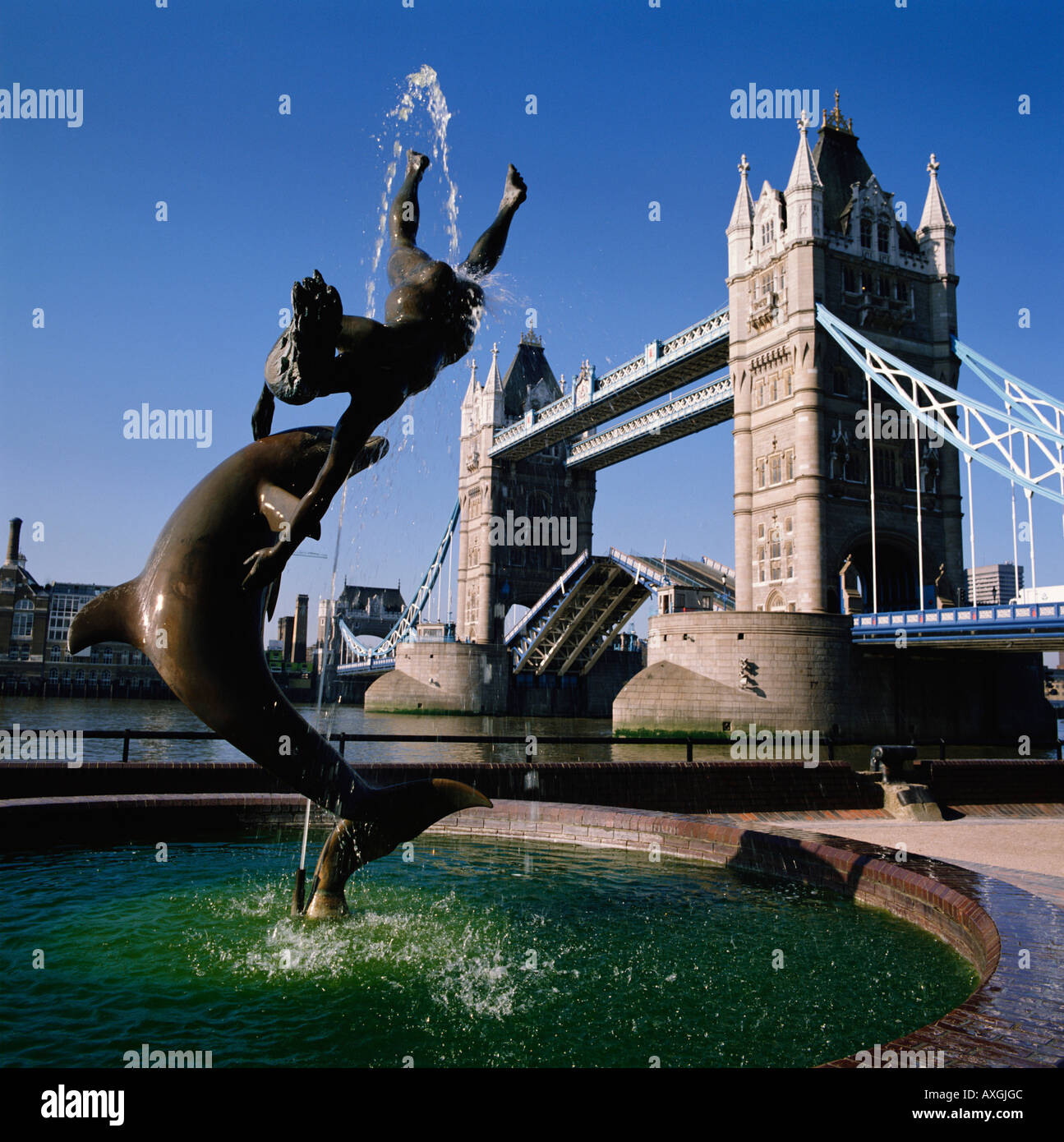 Fille et Dolphin Fountain, Tower Bridge, London, England, UK, FR Banque D'Images