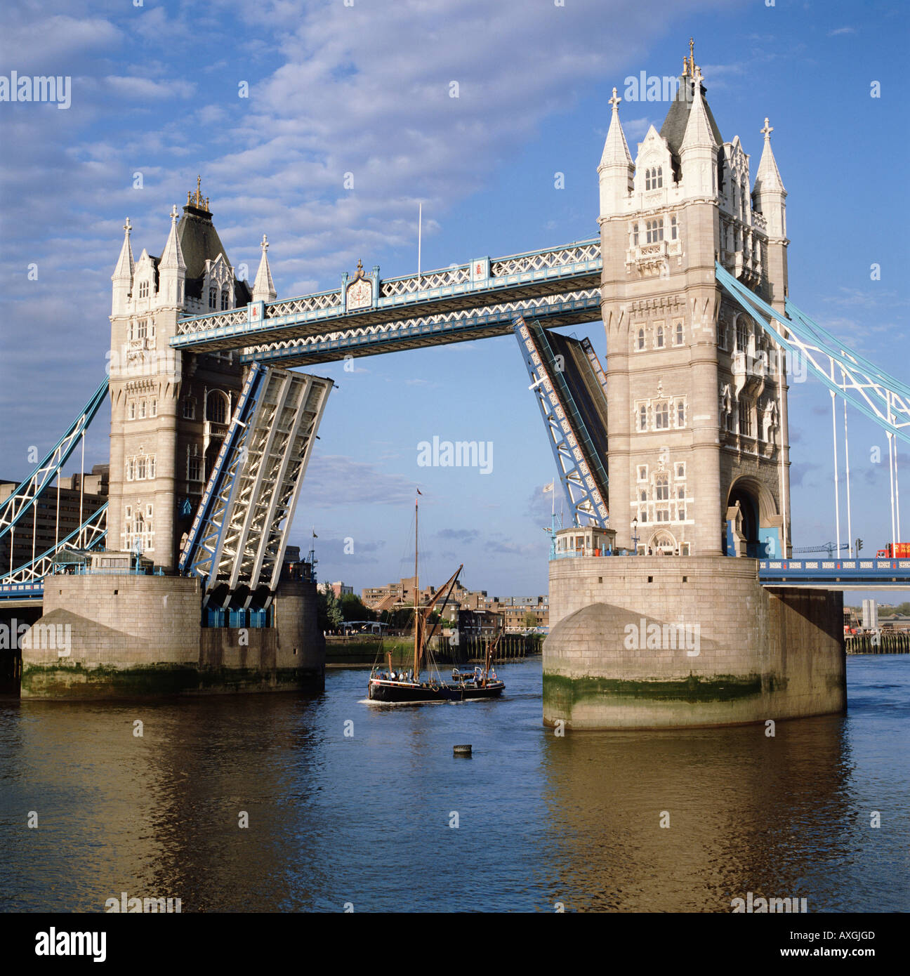 Barge de la Tamise en passant par les bascules complètement ouverte de Tower Bridge, London, England, UK, FR Banque D'Images