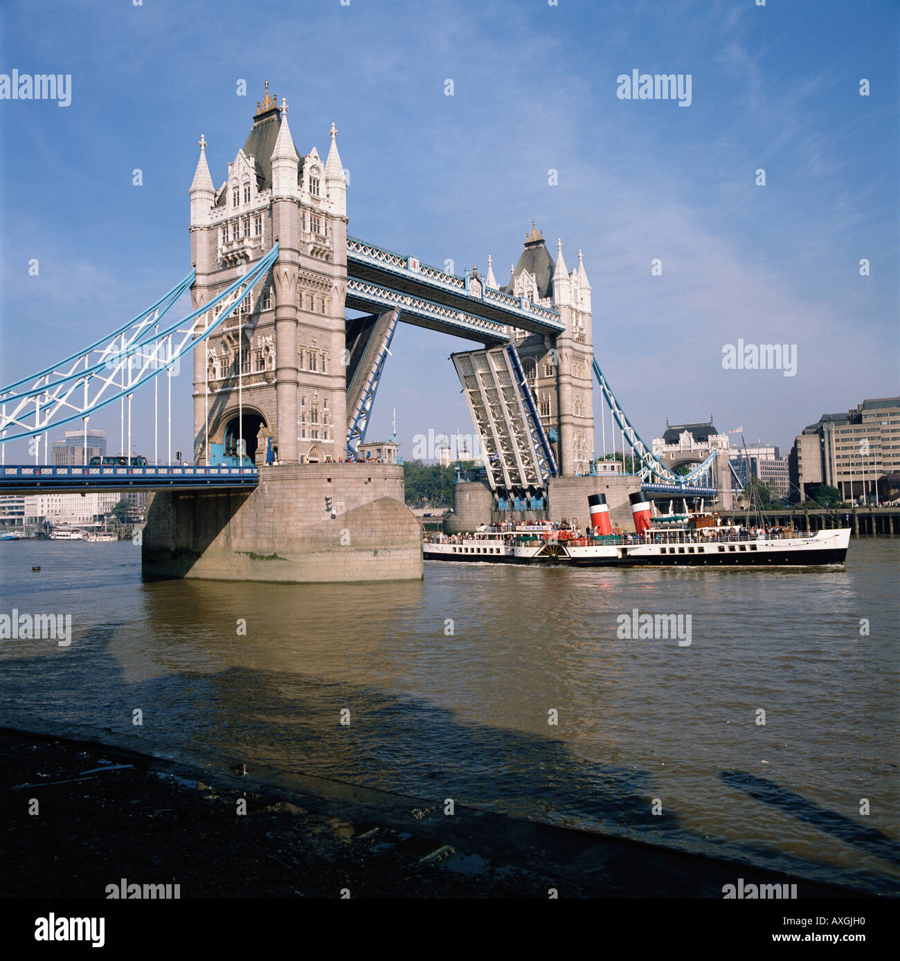 Tower Bridge est entièrement ouvert pour permettre à Waverley, le dernier bateau à vapeur à aubes sur l'océan, de passer par des bascules entièrement ouverts Londres, Angleterre, Royaume-Uni, Grande-Bretagne, GB Banque D'Images