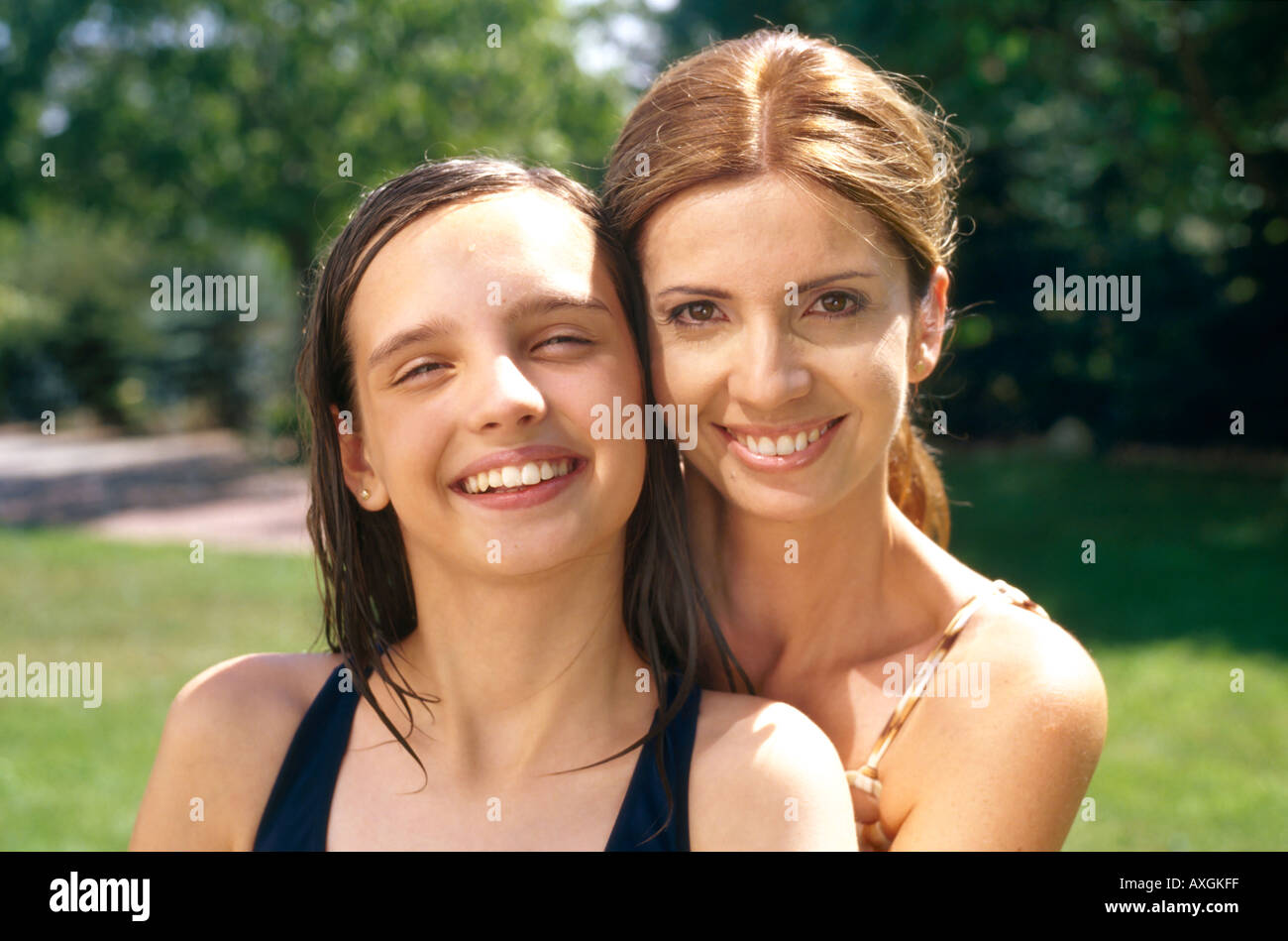 Mère avec son doughter piscine en été. Banque D'Images