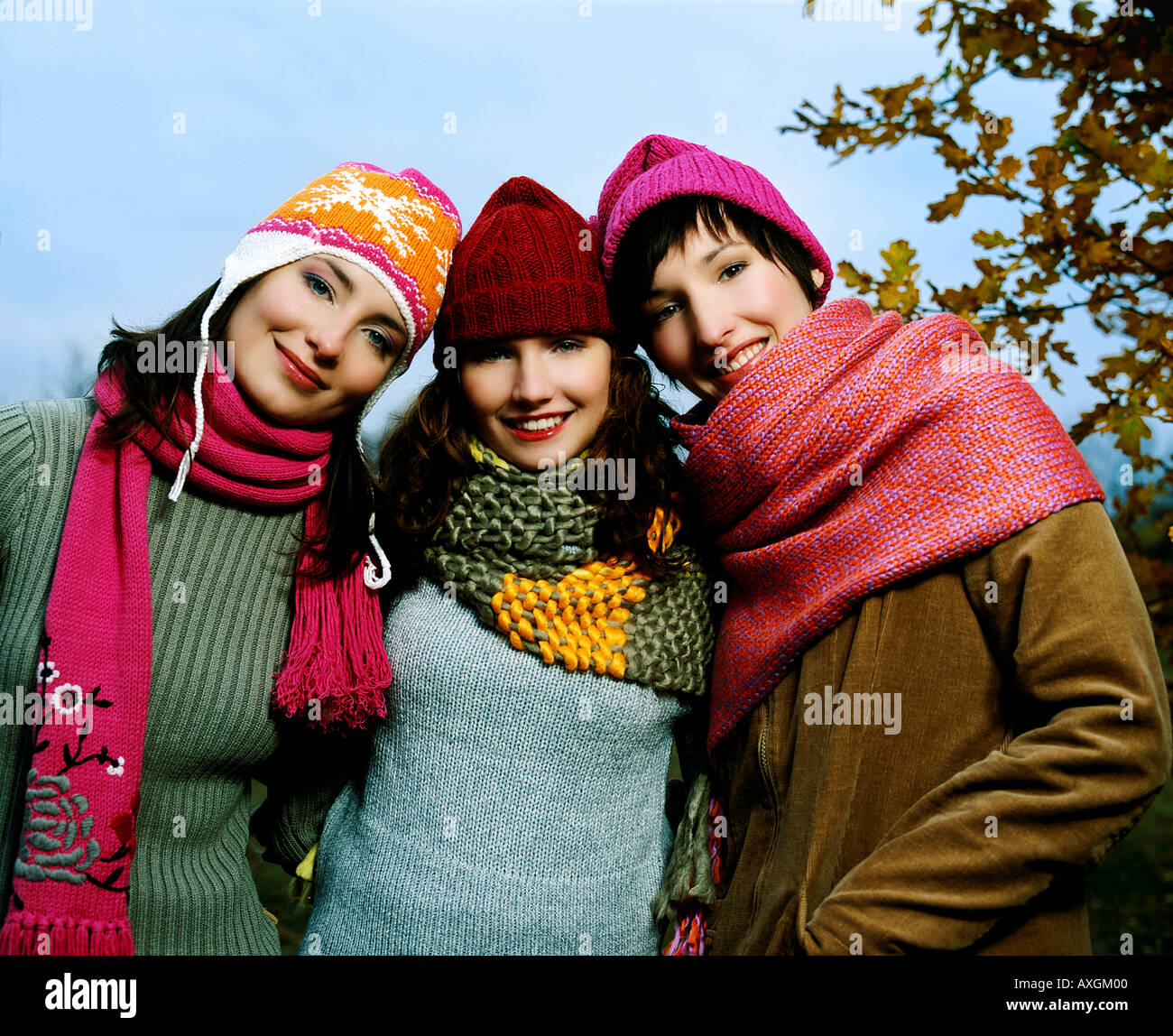 Les filles d'arbres en automne en plein air. Banque D'Images