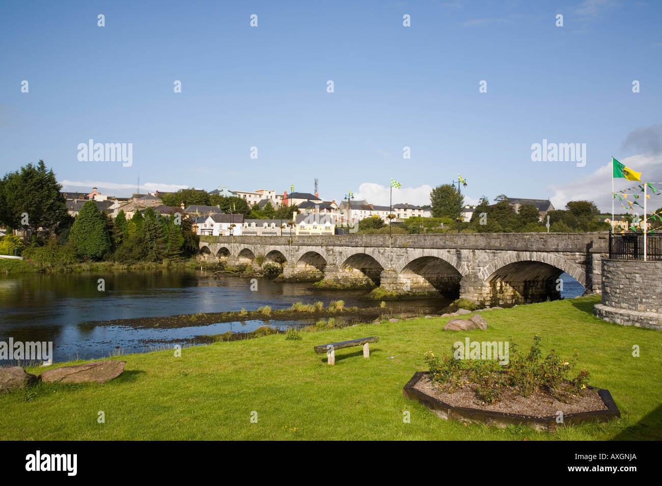 La ville de Killorglin et pont du chemin en pierre voûtée de jardins publics à travers Rivière Laune Co Kerry Eire Irlande Europe Banque D'Images