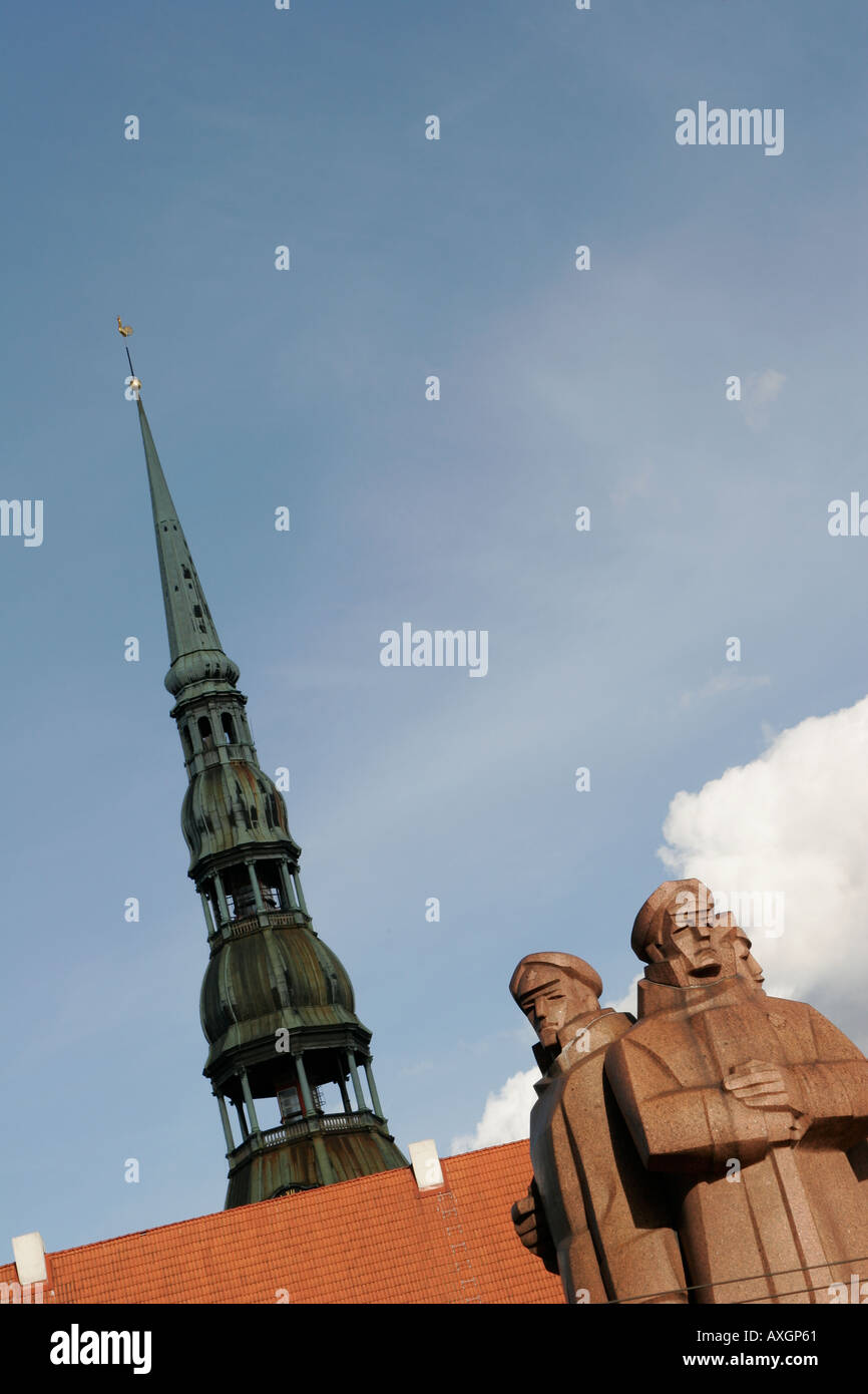 Statue de fusiliers et de Saint Peters Church à Riga Lettonie Banque D'Images