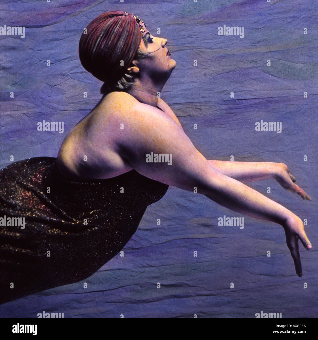 Femme, portant turban, dans une piscine. Banque D'Images