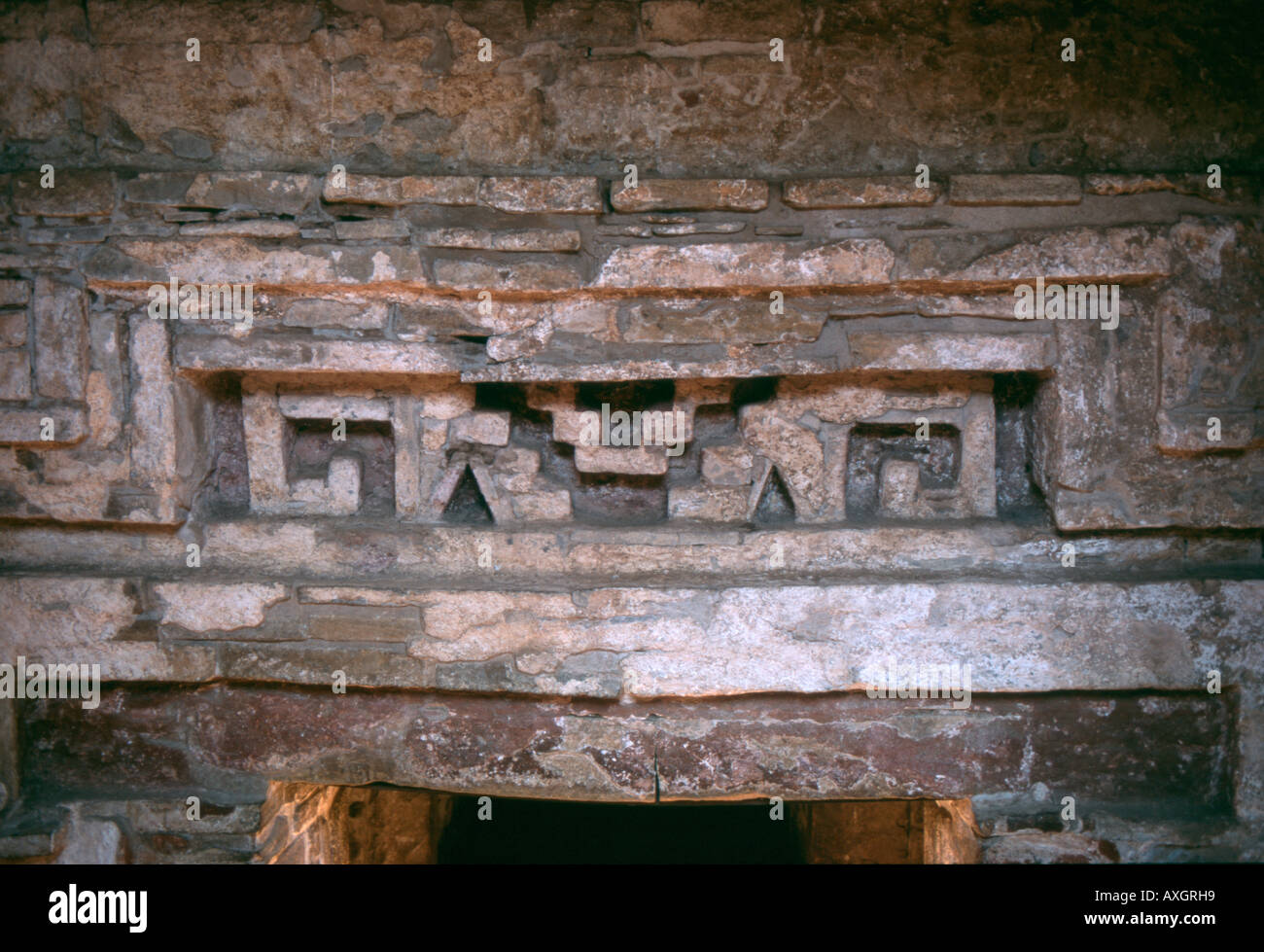 Décoration tombe sur le linteau d'un tombeau zapotèque à Oaxaca au Mexique. Banque D'Images