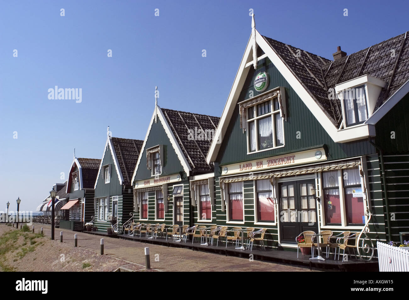 Rangée de maisons de village de Marken Banque D'Images