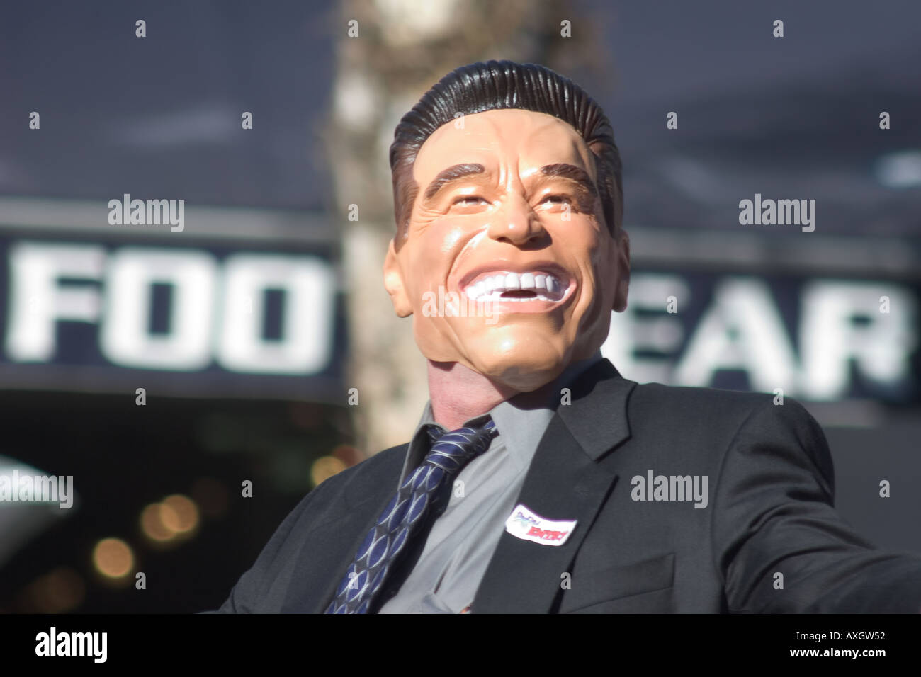 Ce participant est pousser l'amusement à l'actuel gouverneur Arnold Schwarzenegger à la 29e Parade 2005 Doo Dah à Pasadena, Calif. Banque D'Images