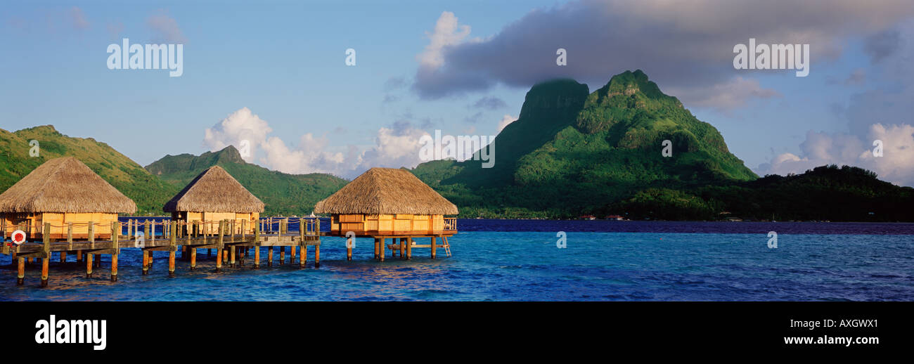 Bungalows sur pilotis au coucher du soleil, Bora Bora, Polynésie Française Banque D'Images