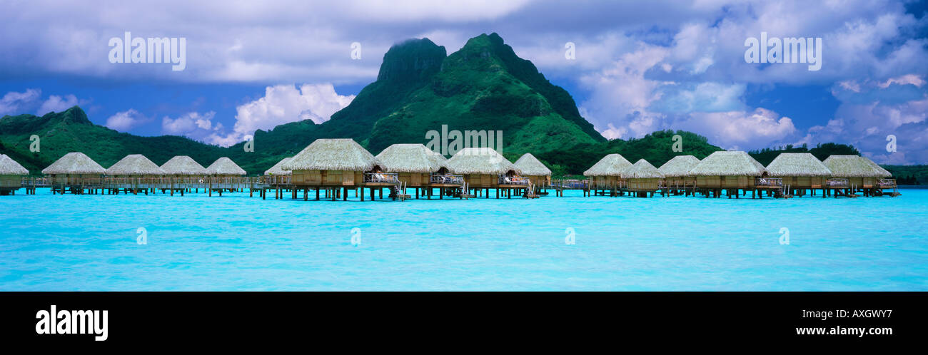 Bungalows sur pilotis, Bora Bora, Polynésie Française Banque D'Images