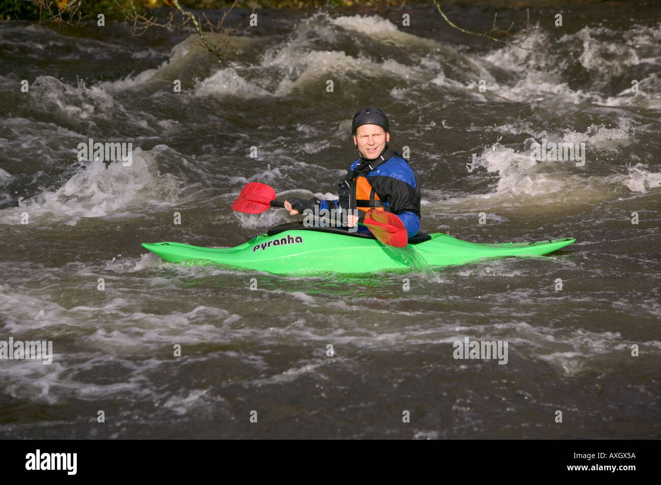 La pagaie de canoë sur la rivière Brathay près de Ambleside, Cumbria, Royaume-Uni Banque D'Images