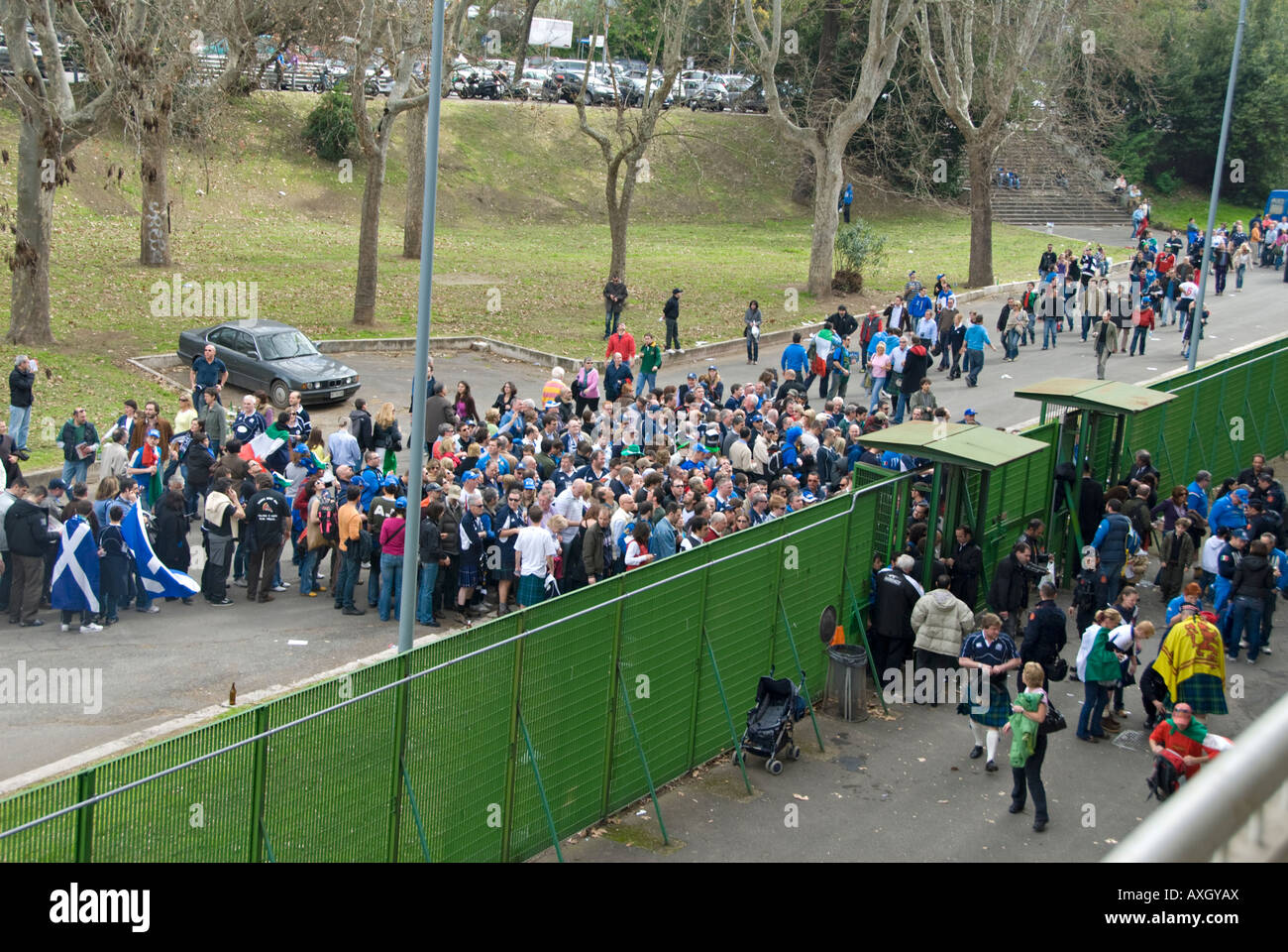 La foule attendant d'entrer dans le Stadio Flaminio à Rome pour voir les Six Nations 2008 Rugby clash entre l'Ecosse et l'Italie. Banque D'Images