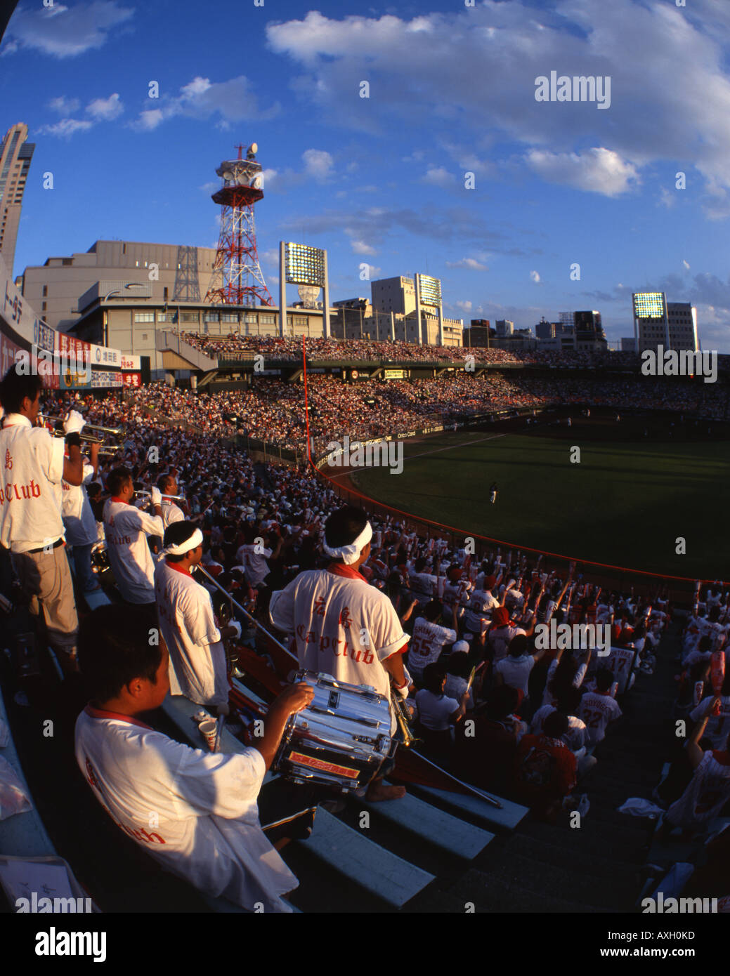Les fans de baseball japonais d'Hiroshima Toyo Carp à Hiroshima baseball stadium Banque D'Images