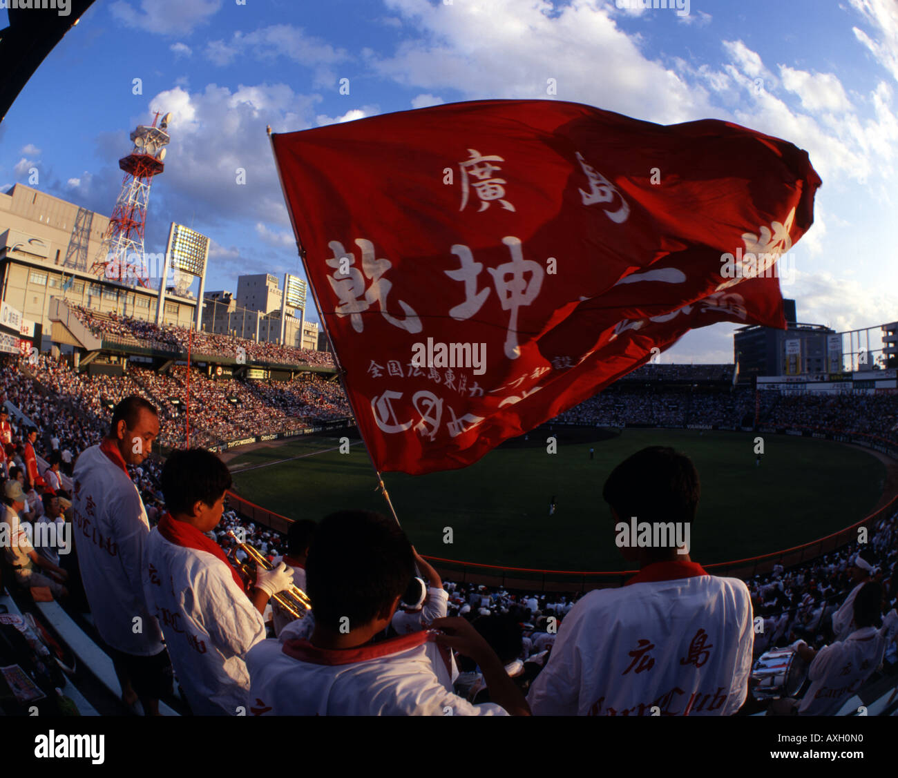 Les fans de baseball japonais d'Hiroshima Hiroshima Carp au stade de baseball Banque D'Images