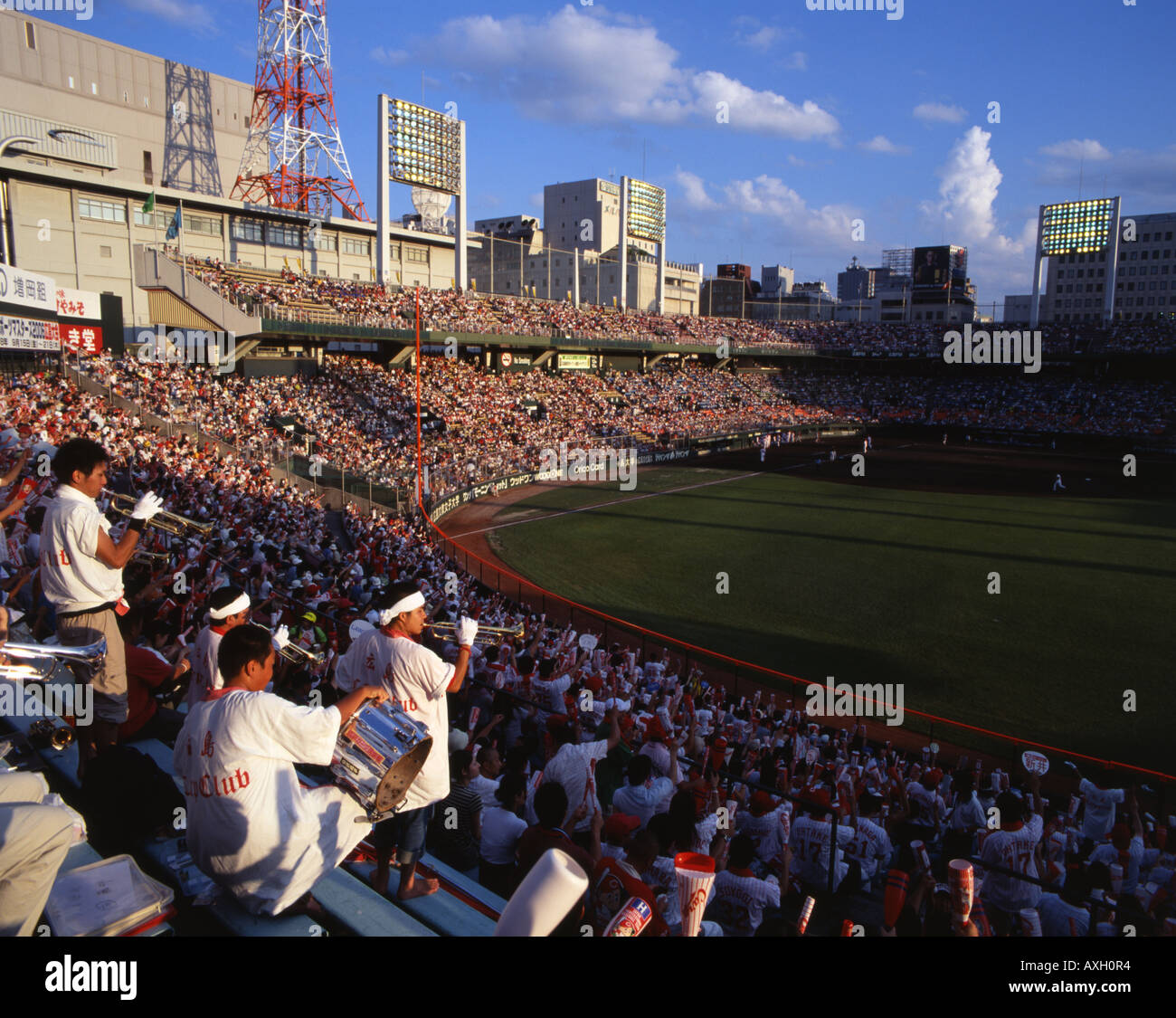 Les fans de baseball japonais d'Hiroshima Carp acclamer leur équipe à Hiroshima Baseball Stadium. Banque D'Images