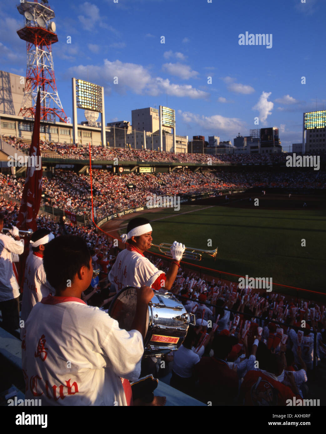 Les fans de baseball japonais d'Hiroshima Carp acclamer leur équipe à Hiroshima Baseball Stadium. Banque D'Images