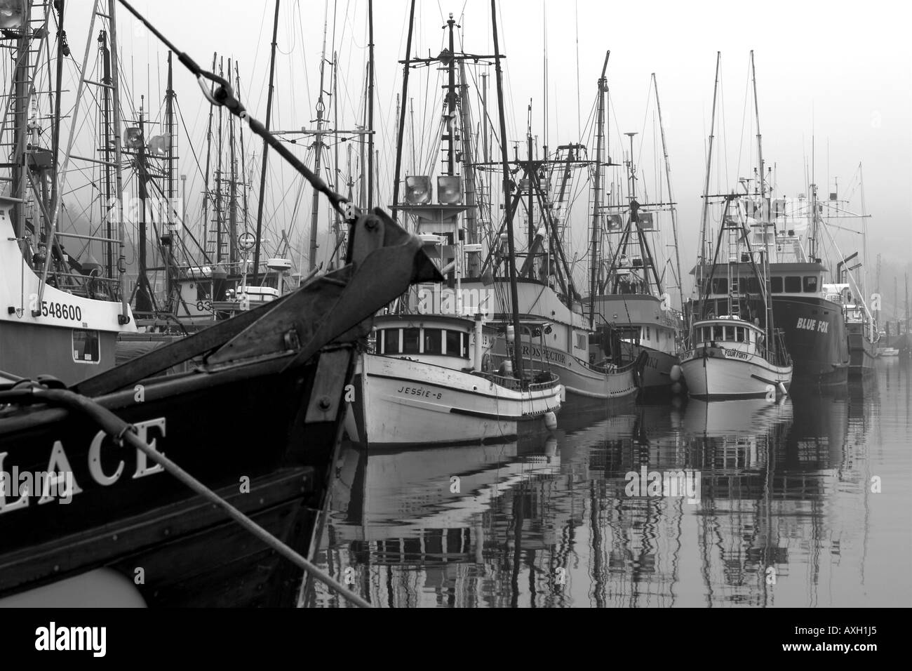 Bateaux de pêche commerciale au quai Newport Oregon jour brumeux brouillard Banque D'Images