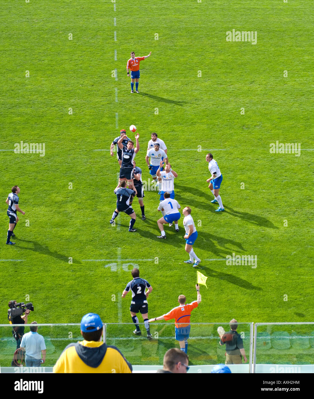 Un fan italien un lancer de montres au Six Nations 2008 Rugby clash entre l'Ecosse et l'Italie au Stadio Flaminio à Rome. Banque D'Images