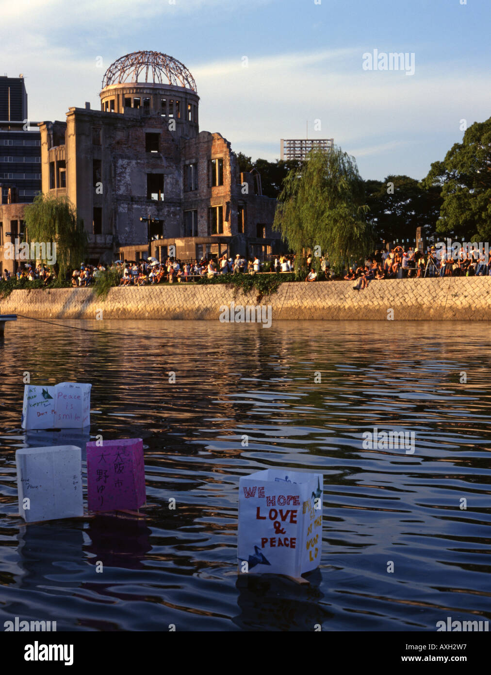 Lanternes flottantes sur août 6th, Hiroshima, Japon. Placé dans la rivière à côté du Dôme de la Bombe Atomique ( site du patrimoine mondial de l'UNESCO. ) Banque D'Images