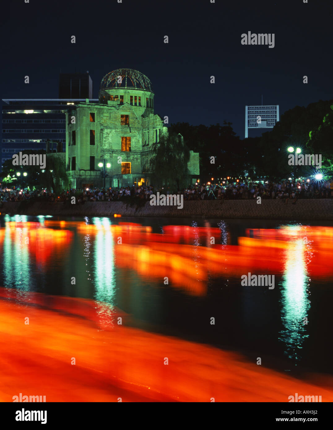 Lanternes flottantes sur août 6th, Hiroshima, Japon. Placé dans la rivière à côté du Dôme de la Bombe Atomique ( site du patrimoine mondial de l'UNESCO. ) Banque D'Images
