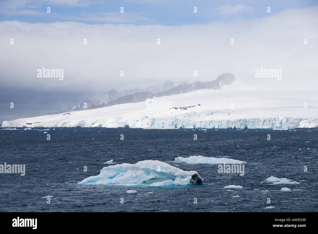 Immense iceberg tabulaire flottant dans la mer de l'Antarctique Banque D'Images