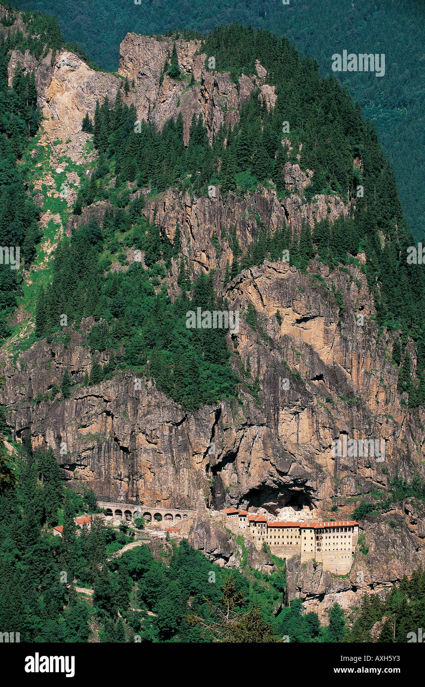 Vue exceptionnelle du monastère de Sumela sur des montagnes de cliif Karadag Zigana Turquie Trabzon Banque D'Images
