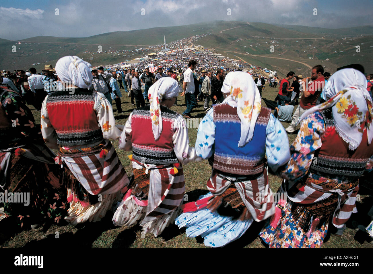Les femmes dansant dans Highlander leurs costumes traditionnels dans la région de Highland Kadirga Montagnes Trabzon Turquie Festival Zigana Banque D'Images