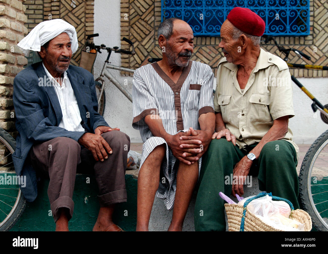 Trois sages tunisiens, débat sur la vie au bord de la route. Banque D'Images