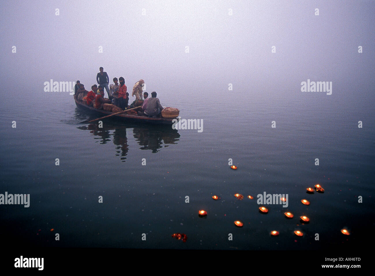 Tiens des bougies flottant sur le Gange Varanasi Inde Banque D'Images