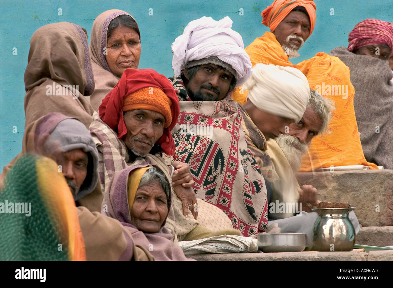 Les hindous assis le long de Ganges Varanasi Inde Banque D'Images