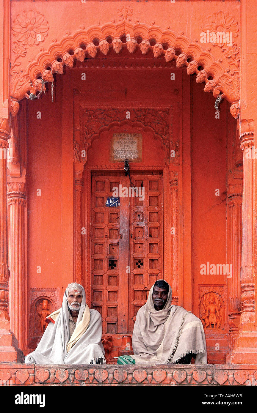 Petit temple et prières le long de Ganges Varanasi Inde Banque D'Images