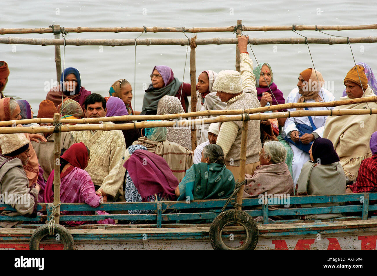 Pèlerins hindous venant à Varanasi Varanasi Inde par bateau Banque D'Images