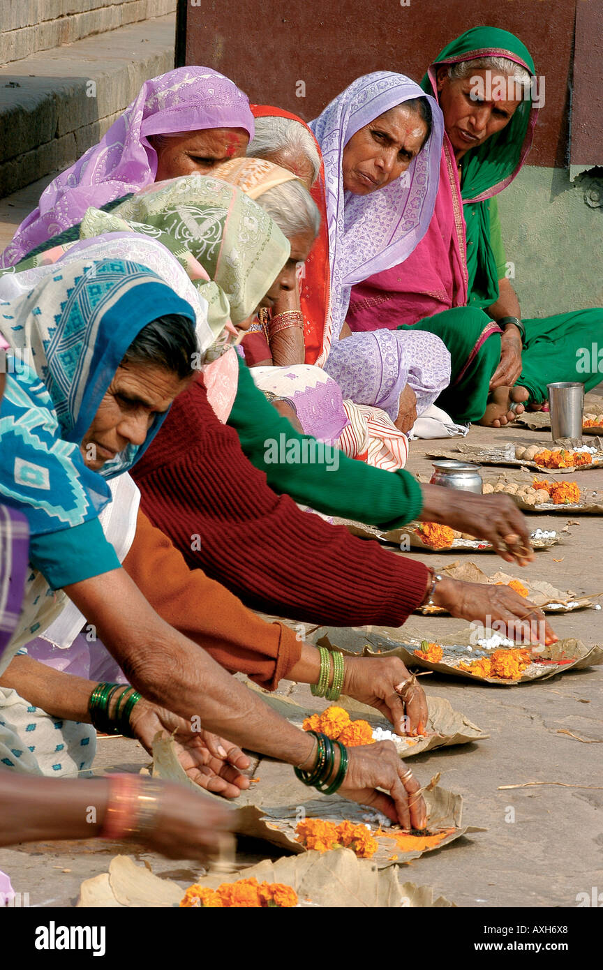 Les femmes hindoues la préparation d'offrandes pour le Gange Varanasi Inde Banque D'Images