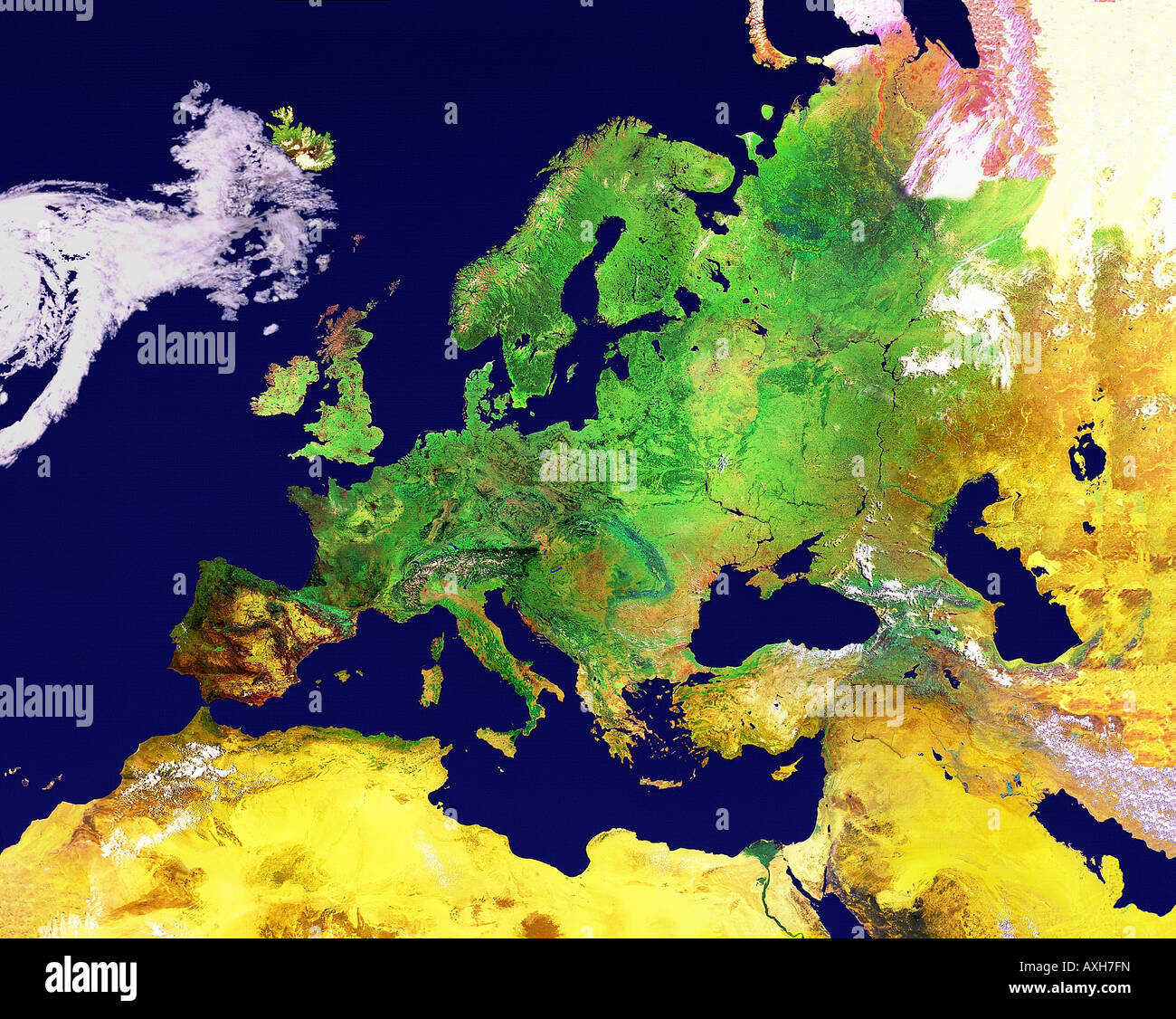 L'Europe et l'Afrique du nord à partir de l'espace par la photographie avec des nuages Banque D'Images