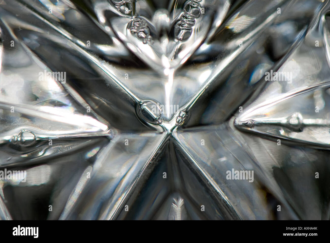 Close-up de couper le verre avec des bulles et de réflexion Banque D'Images